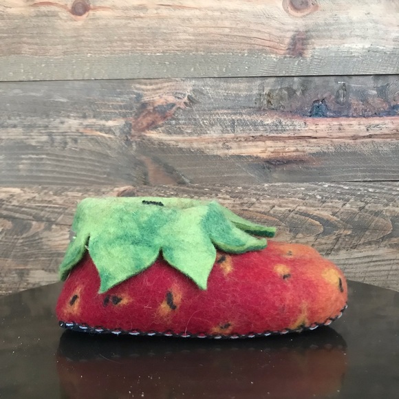 100% wool handmade kid strawberry slippers 12-12.5 - Picture 1 of 7